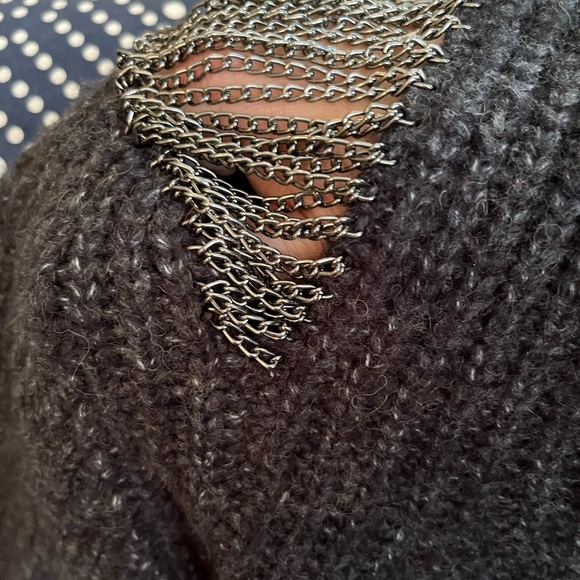 Cold-shoulder sweater with chains - Picture 6 of 7